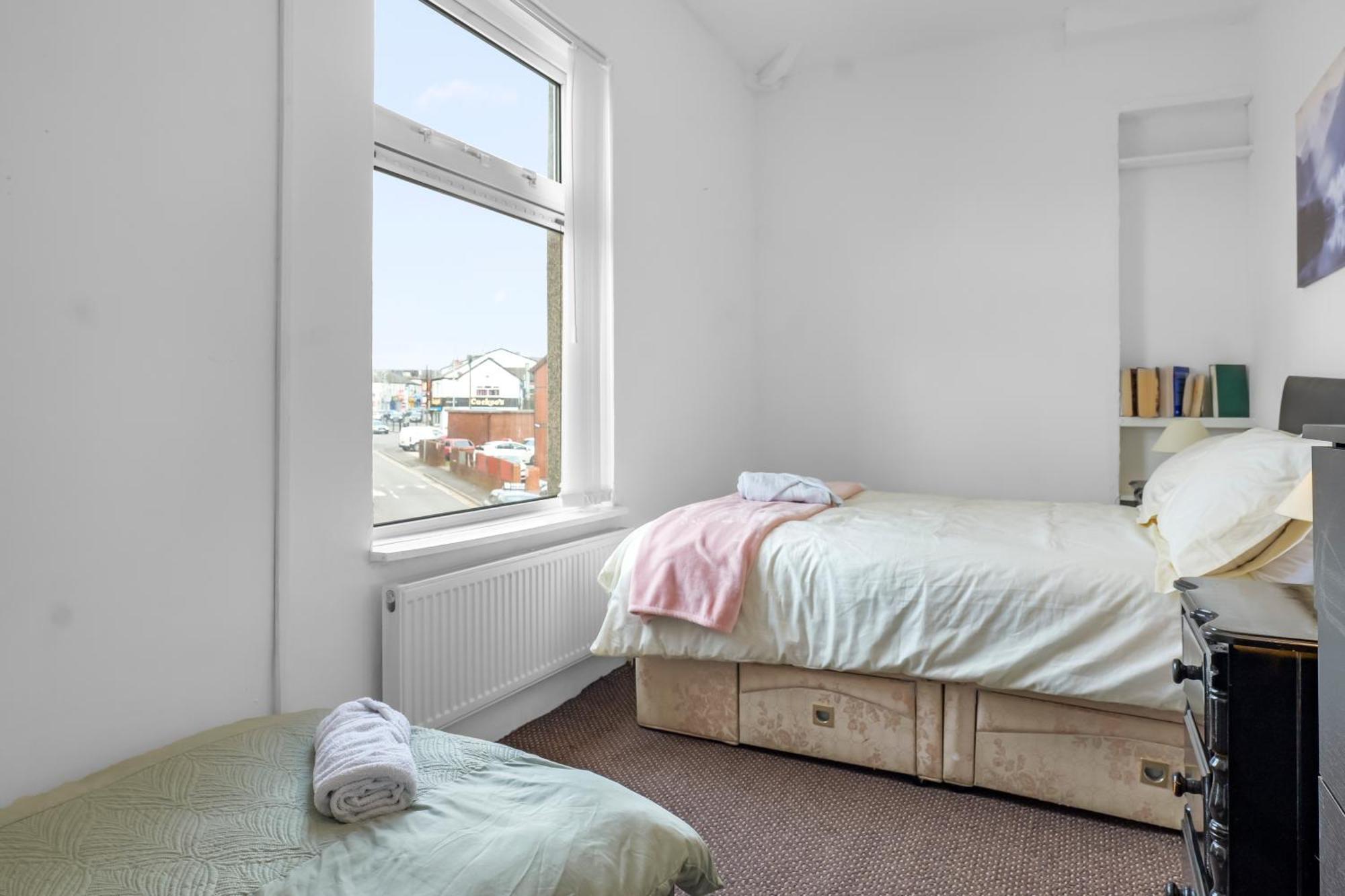 Rochdale 3 Bedroom House 2 Bath With Free Parking Sleeps 7 Luaran gambar
